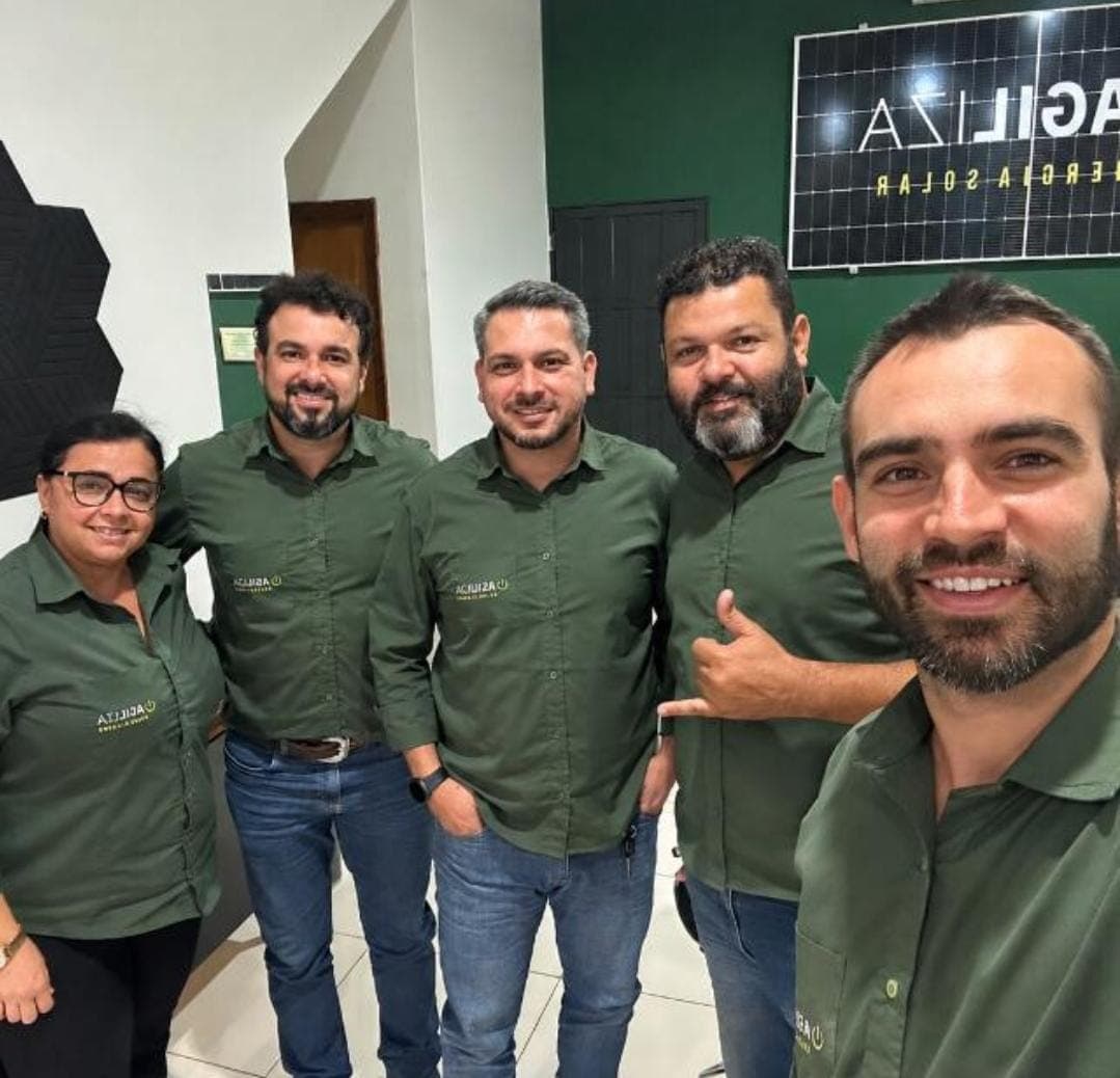 Equipe da Agiliza Energia Solar reunida no escritório