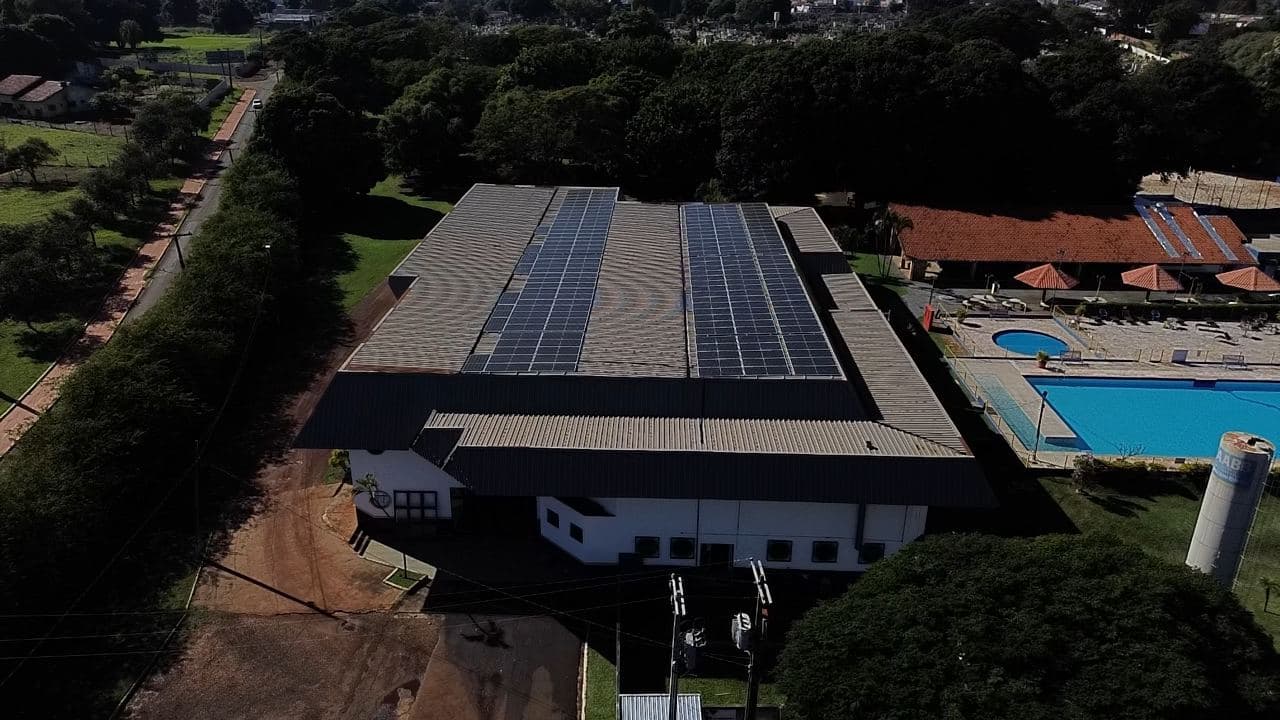 Vista aérea de clube com cobertura coberta por módulos fotovoltaicos