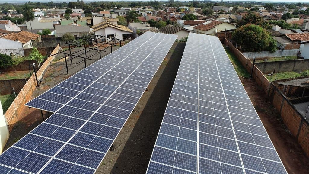 Cobertura extensa com fileiras de módulos fotovoltaicos