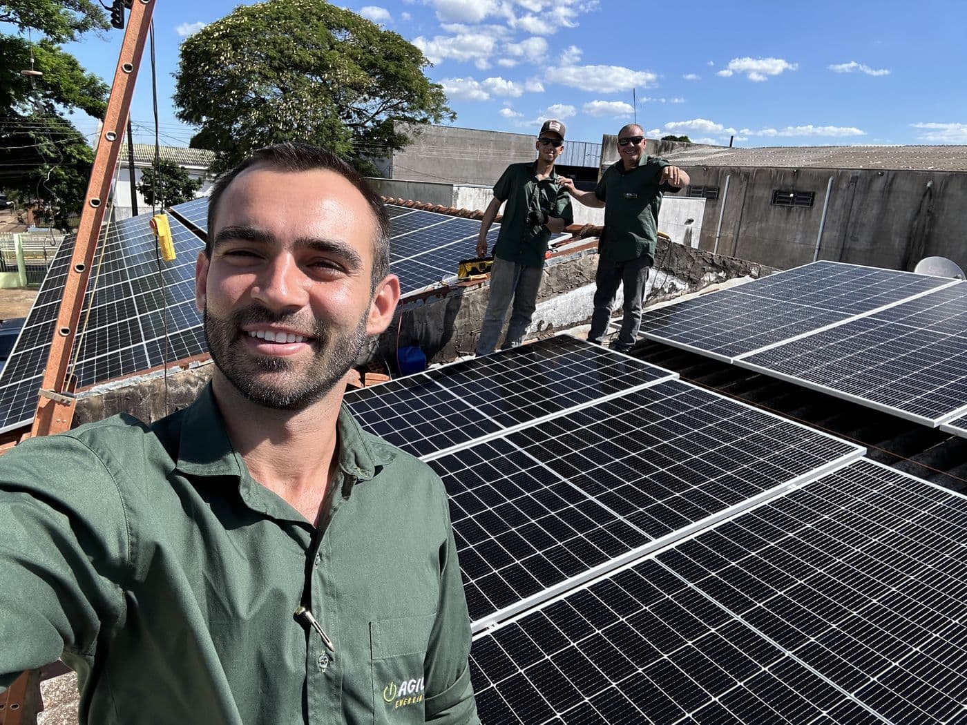 Equipe da Agiliza sobre telhado durante a instalação dos módulos