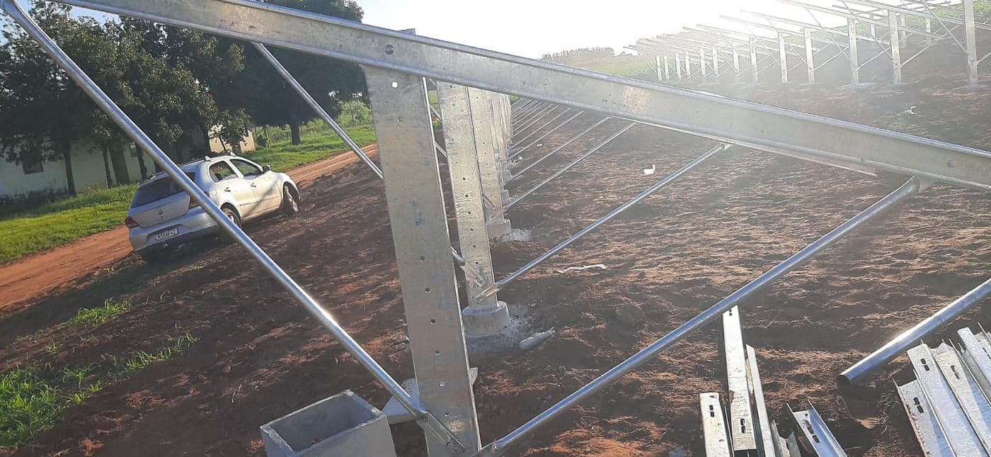 Estrutura metálica de usina em solo sendo montada
