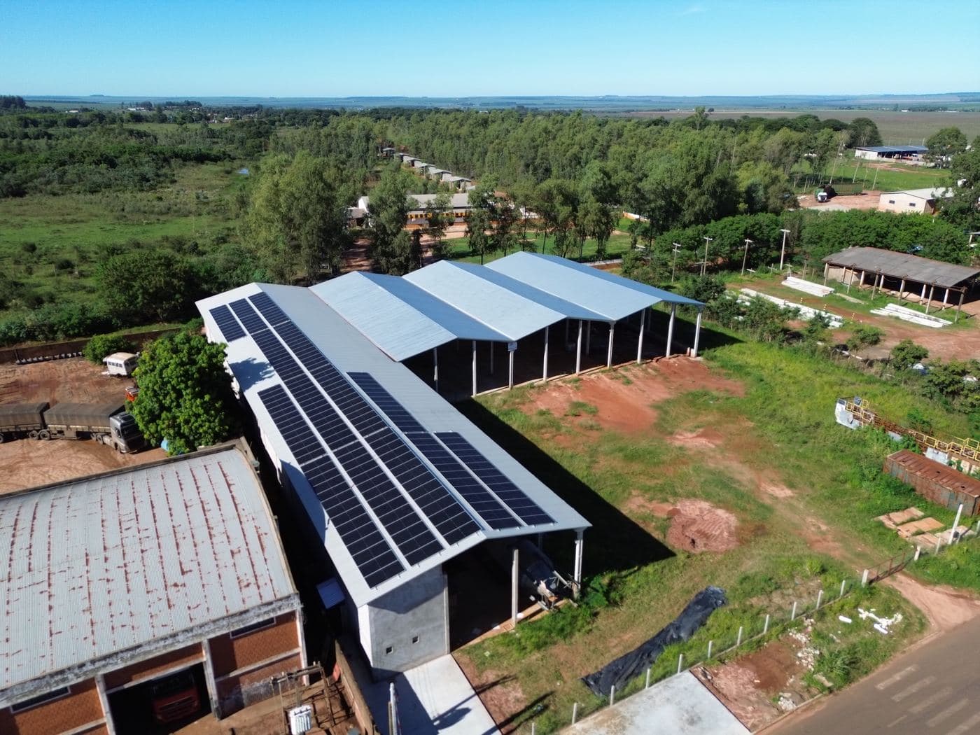 Galpão em propriedade rural com módulos fotovoltaicos na cobertura