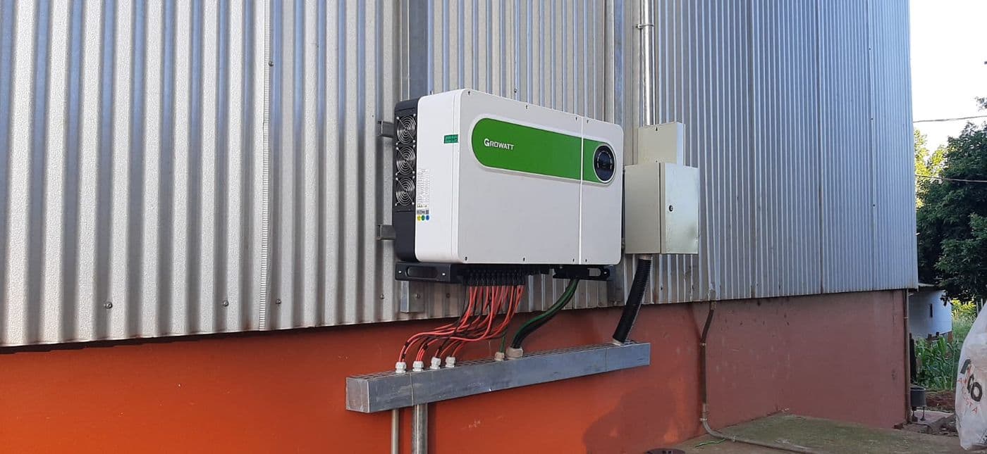 Inversor instalado na parede externa com cabeamento organizado