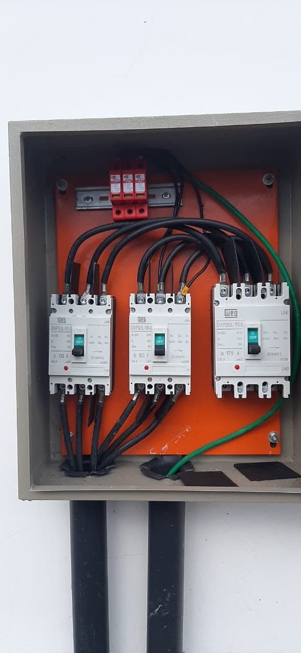 Quadro elétrico com disjuntores e cabeamento identificado