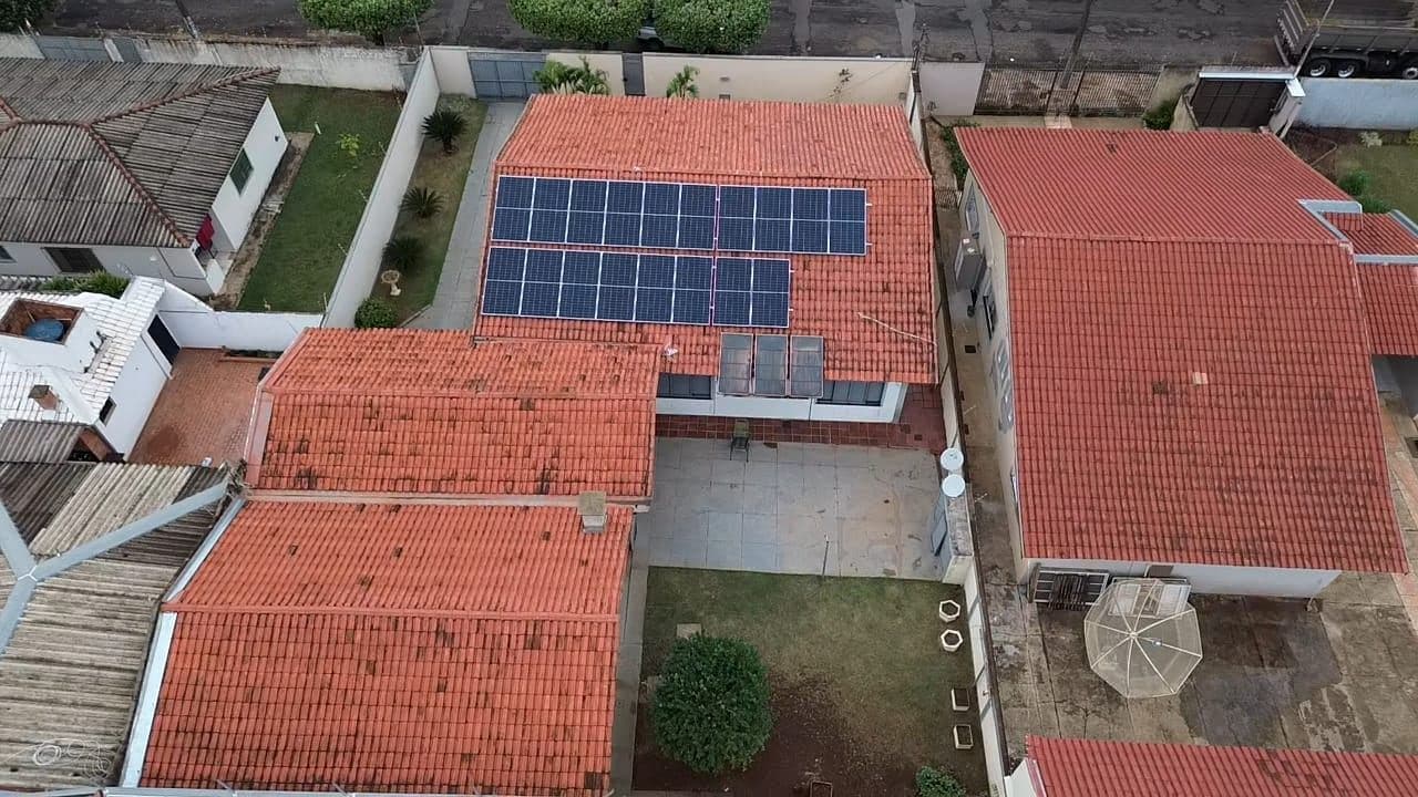 Vista aérea de casas com telhado cerâmico e módulos instalados