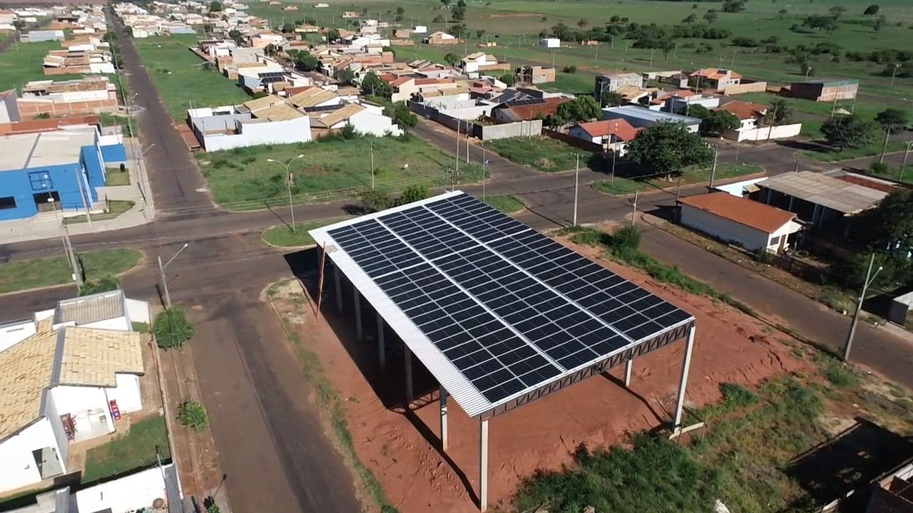 Usina solar em estrutura elevada sobre área de estacionamento
