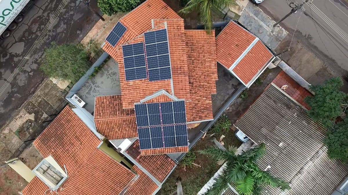 Sistema fotovoltaico instalado em telhado pela equipe da Agiliza