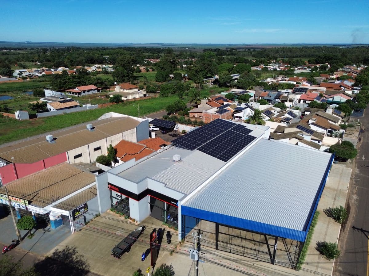 Vista aérea de prédio comercial com cobertura tomada por painéis solares