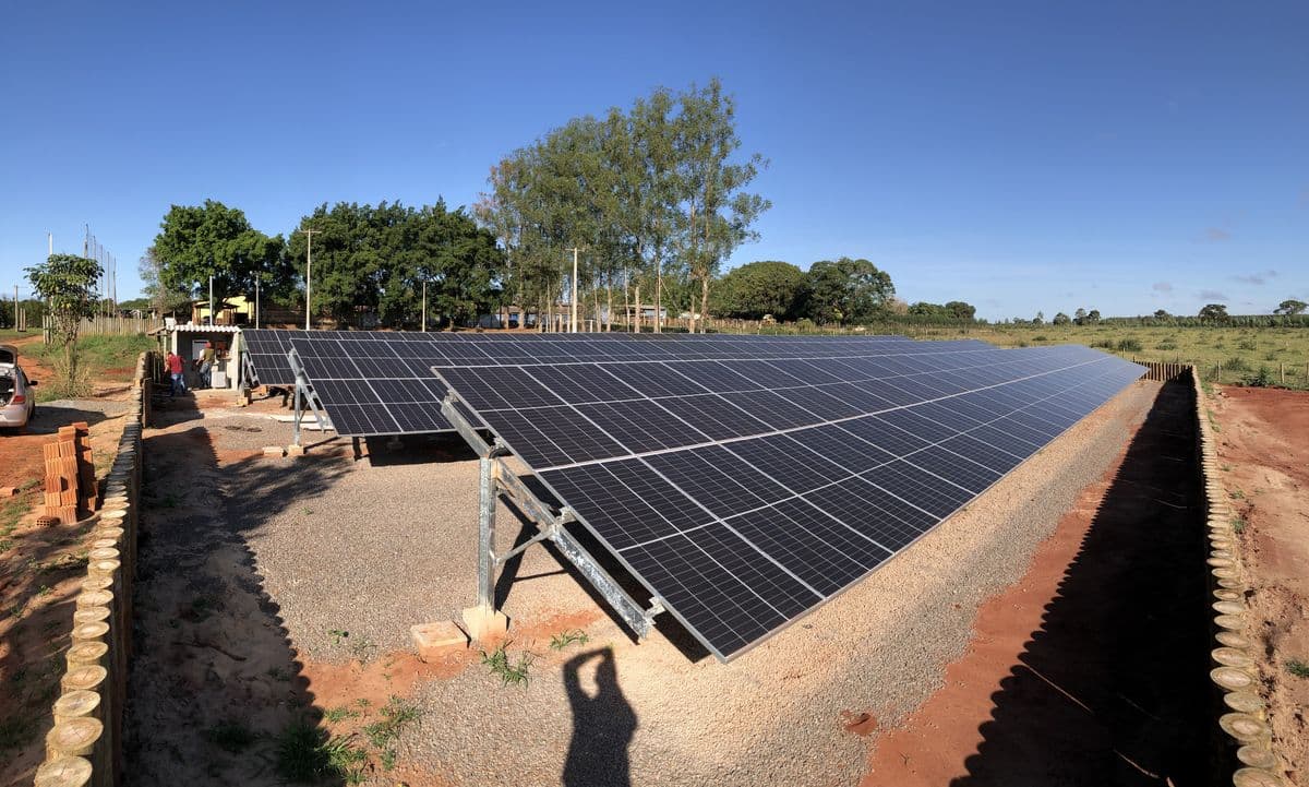 Usina solar instalada em solo em propriedade rural